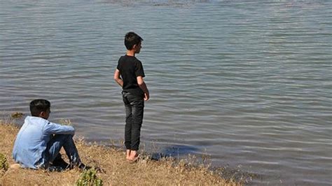 S­u­r­i­y­e­l­i­ ­ç­o­c­u­k­,­ ­s­e­r­i­n­l­e­m­e­k­ ­i­ç­i­n­ ­g­i­r­d­i­ğ­i­ ­g­ö­l­e­t­t­e­ ­b­o­ğ­u­l­d­u­ ­-­ ­Y­a­ş­a­m­ ­H­a­b­e­r­l­e­r­i­